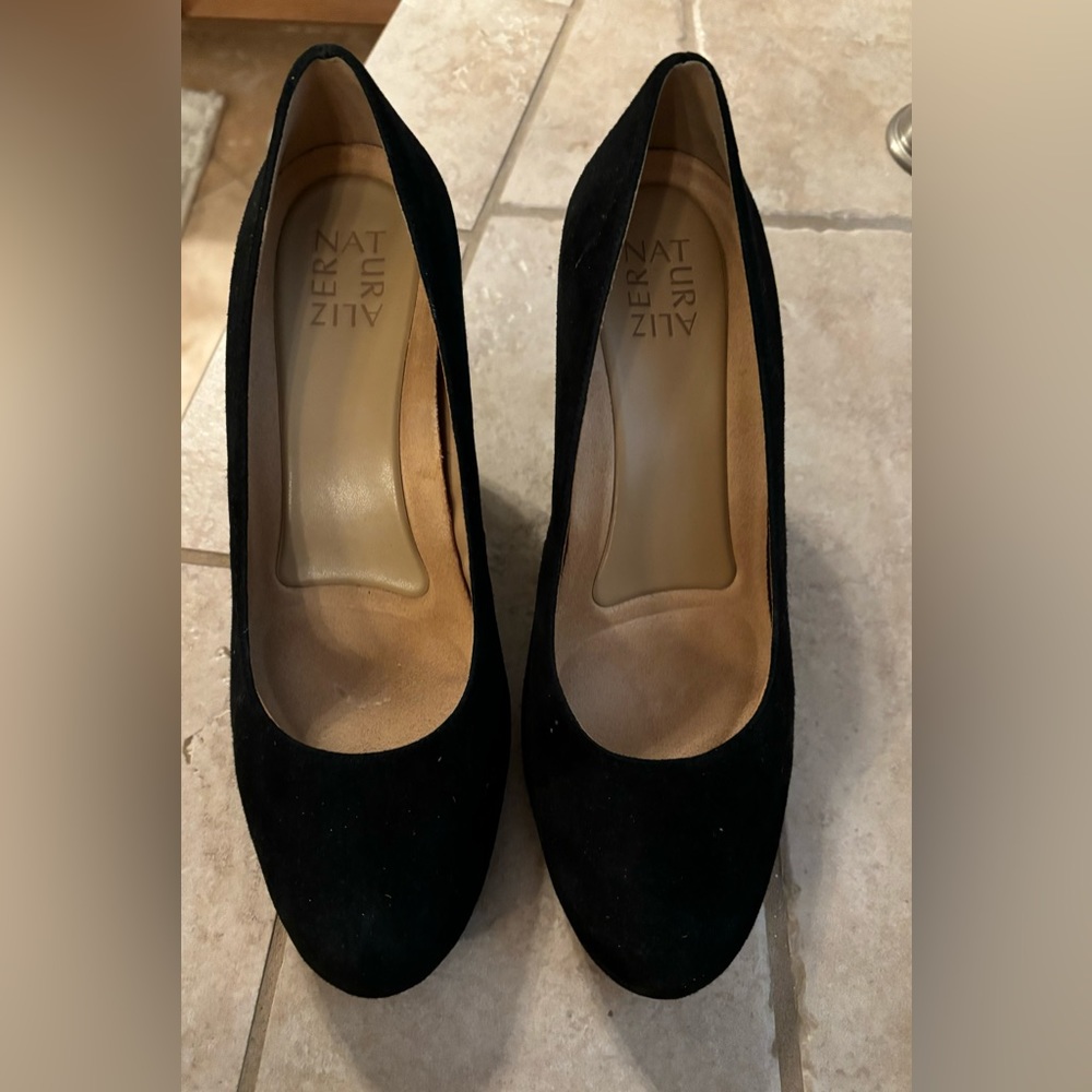 Naturalizer Michelle Black Suede pumps. 9M. New never used. 3 inch heal.